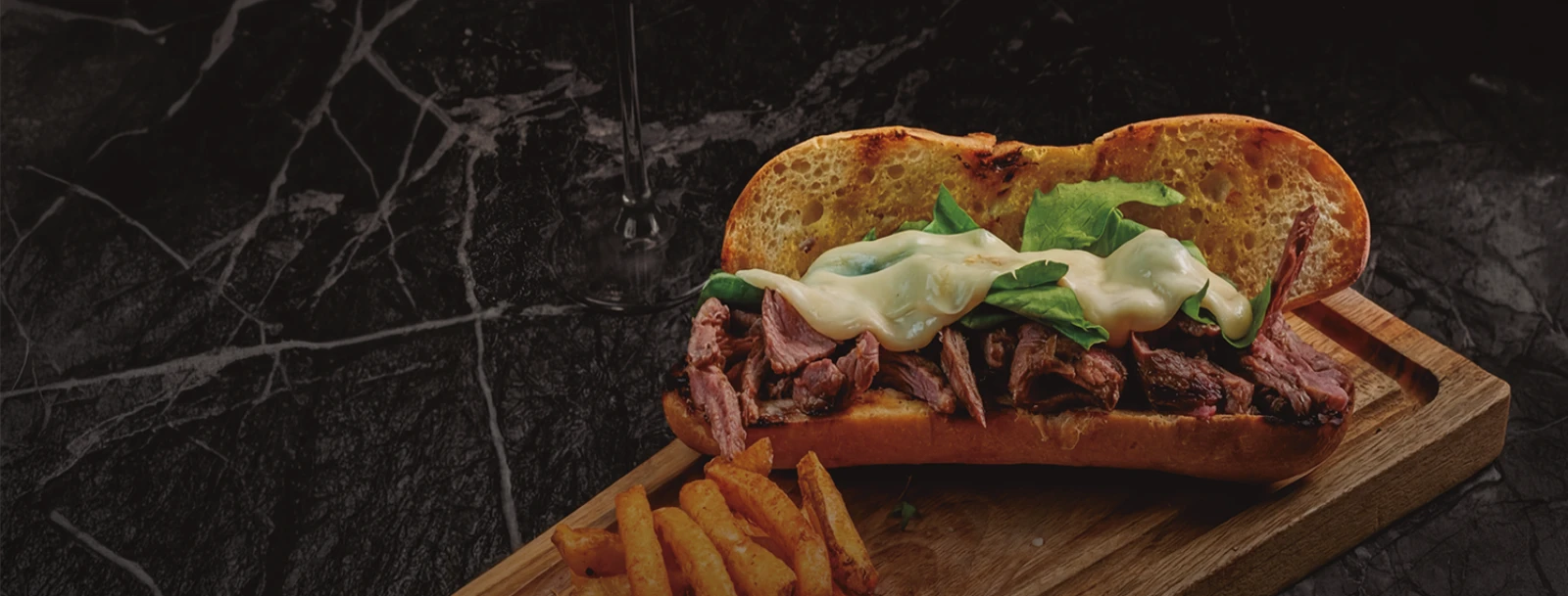 Sándwich y papas de Business Lunch en Sabori