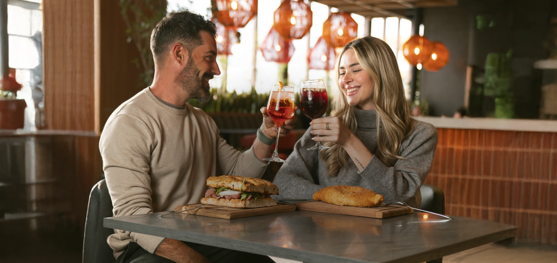 Personas disfrutando comida y bebidas en Sabori